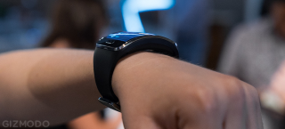 Illustration for article titled ​Samsung Gear S Hands On: A Tiny Phone That's Still Big on Your Wrist
